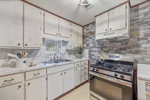 Kitchen - 894 E Williams Ave, Crestview, FL 32539 photo 1 of 1