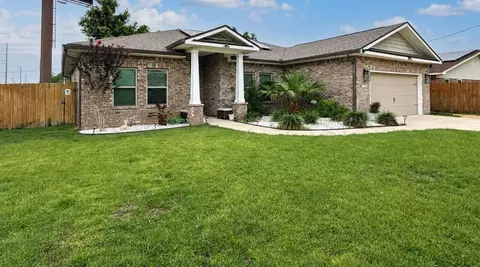 2 W Casa Loma Dr, Mary Esther, FL 32569