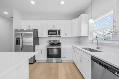 Kitchen - 72 Riverwalk Cir, Freeport, FL 32439 photo 4 of 4