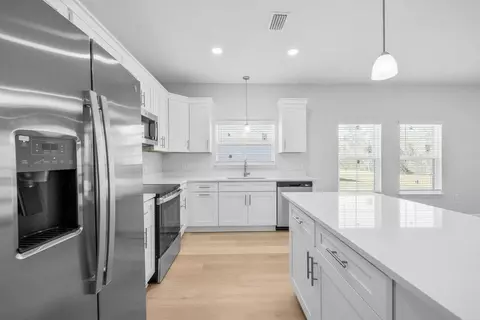 Kitchen - 72 Riverwalk Cir, Freeport, FL 32439 photo 3 of 4