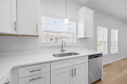 Kitchen - 72 Riverwalk Cir, Freeport, FL 32439 photo 2 of 4
