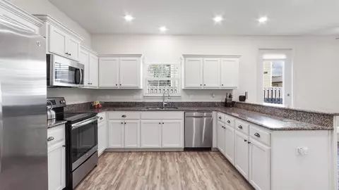 Kitchen - 22 Sawyer Ct, Freeport, FL 32439 photo 4 of 5