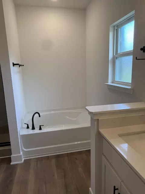 Bath - 2418 Aleia Ln, Crestview, FL 32536 photo 2 of 7