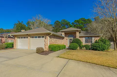 48 Hillcrest Dr, Shalimar, FL 32579