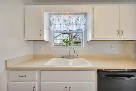 Kitchen - 4803 Young Rd, Crestview, FL 32539 photo 5 of 5