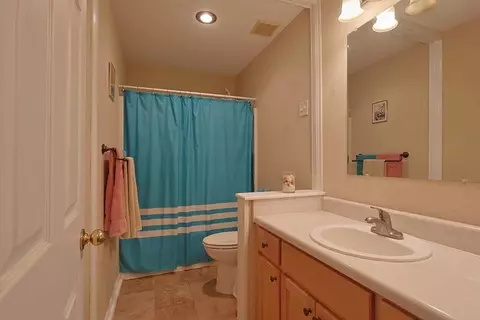 Bath - 5205 Whitehurst Ln, Crestview, FL 32536 photo 4 of 5