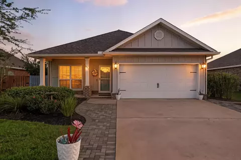 Exterior - 521 Cornelia St, Freeport, FL 32439 photo 2 of 10