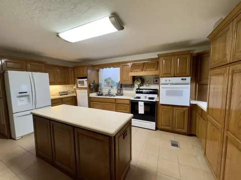 Kitchen - 3955 Hwy 77, Chipley, FL 32428 photo 2 of 4