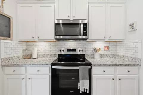 Kitchen - 530 Lightning Bug Ln, Freeport, FL 32439 photo 6 of 7