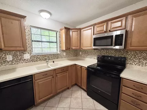 Kitchen - 120 Palmetto Dr, Crestview, FL 32539 photo 4 of 6