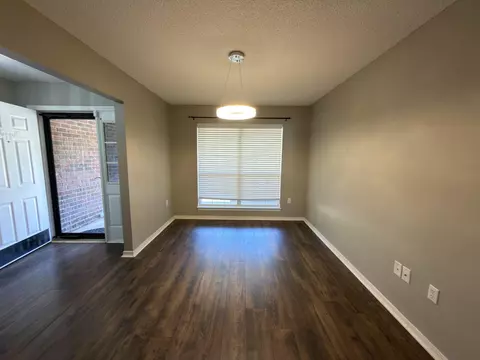 Living - 2673 Paddock Cir, Crestview, FL 32536 photo 2 of 6