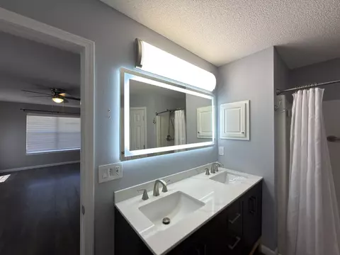 Bath - 2673 Paddock Cir, Crestview, FL 32536 photo 2 of 4