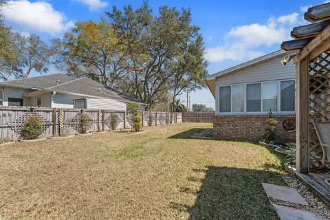 Exterior - 4559 Scarlet Dr, Crestview, FL 32539 photo 2 of 8