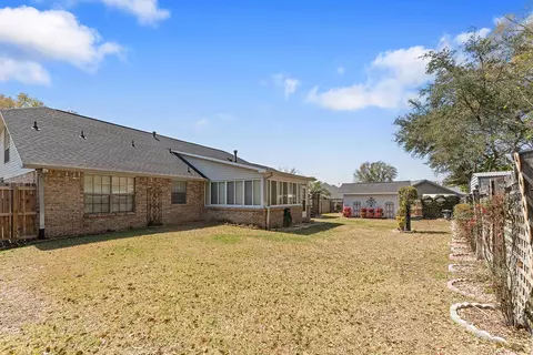 Exterior - 4559 Scarlet Dr, Crestview, FL 32539 photo 4 of 8