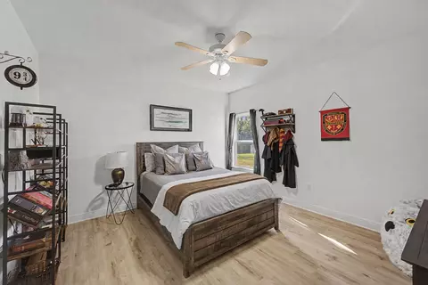 Bedroom - 48 Hammock Cir, Freeport, FL 32439 photo 8 of 9