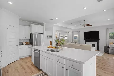 Kitchen - 48 Hammock Cir, Freeport, FL 32439 photo 3 of 5