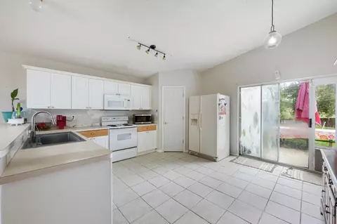 Kitchen - 1273 Jefferyscot Dr, Crestview, FL 32536 photo 3 of 4