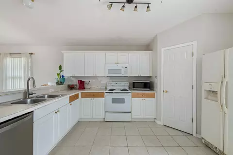 Kitchen - 1273 Jefferyscot Dr, Crestview, FL 32536 photo 2 of 4