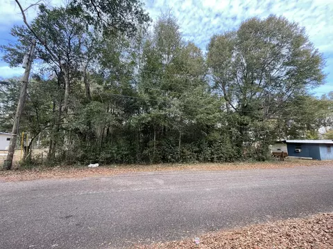 327 E Railroad Ave, Crestview, FL 32539