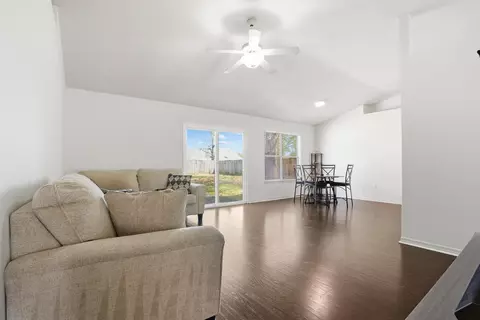 Living - 4719 Connor Dr, Crestview, FL 32539 photo 2 of 3
