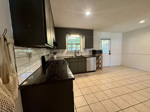 Kitchen - 556 Lee Ave, Crestview, FL 32539 photo 2 of 2