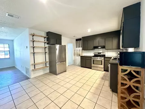 Kitchen - 556 Lee Ave, Crestview, FL 32539 photo 1 of 2