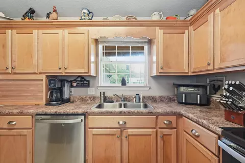 Kitchen - 4237 Melton Rd, Milton, FL 32583 photo 4 of 6
