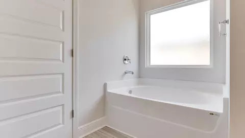 Bath - 5567 Briset St, Milton, FL 32583 photo 2 of 4