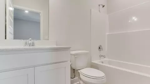 Bath - 5567 Briset St, Milton, FL 32583 photo 3 of 4