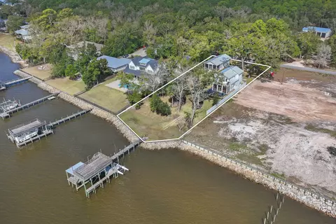 315 Red Barn Rd, Freeport, FL 32439