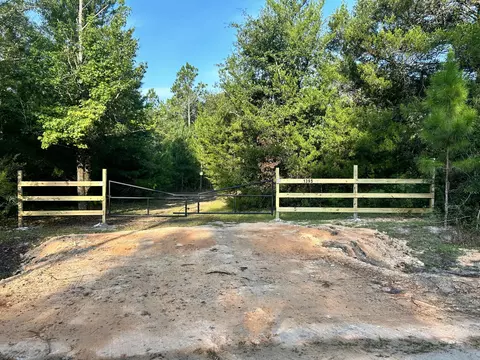 1398 St Marys Rd, Caryville, FL 32427