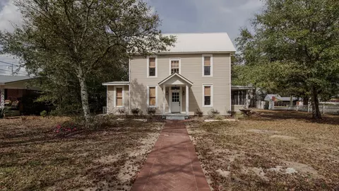 87 Bay Ave, Defuniak Springs, FL 32435
