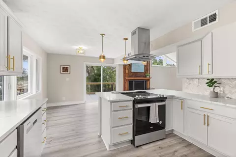 Kitchen - 301 Summit Dr, Destin, FL 32541 photo 2 of 4