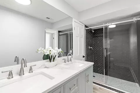 Bath - 301 Summit Dr, Destin, FL 32541 photo 1 of 4