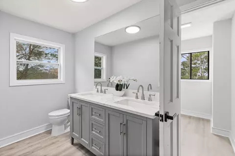 Bath - 301 Summit Dr, Destin, FL 32541 photo 2 of 4