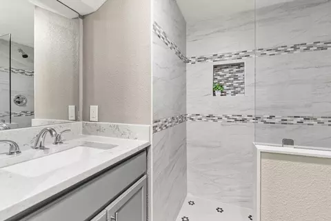 Bath - 301 Summit Dr, Destin, FL 32541 photo 4 of 4