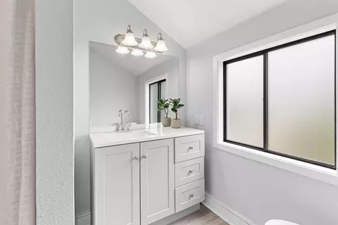 Bath - 301 Summit Dr, Destin, FL 32541 photo 3 of 4