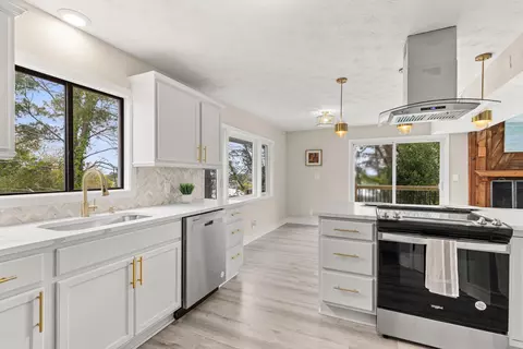 Kitchen - 301 Summit Dr, Destin, FL 32541 photo 3 of 4