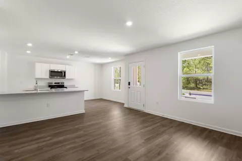 Living - 179 Mcarthur St, Crestview, FL 32539 photo 2 of 2