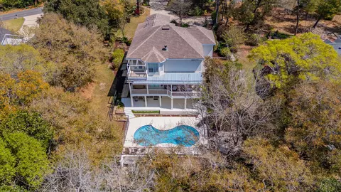 2760 Edgewater Dr, Niceville, FL 32578
