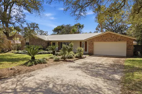 157 Country Club Rd, Shalimar, FL 32579