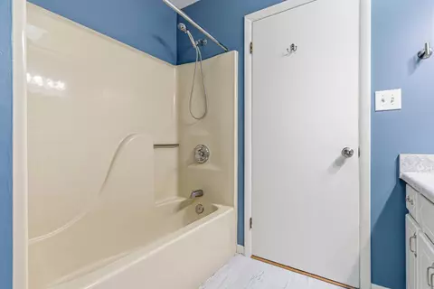 Bath - 206 Feldon Dr, Crestview, FL 32536 photo 1 of 3