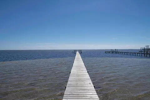 1817 E Smugglers Cove Dr, Gulf Breeze, FL 32563