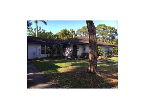 218 Crescent Ct E, Bradenton, FL 34208 photo 1