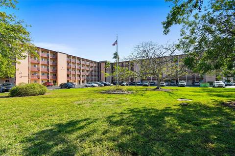 4023 Lake Bayshore Dr #C112, Bradenton, FL 34205