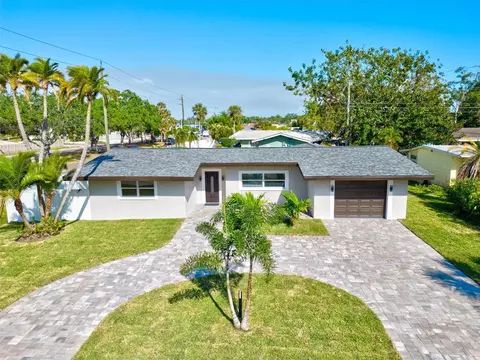 2811 Woodcrest Dr, Sarasota, FL 34239