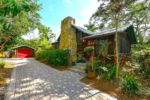1647 Catalonia Ln, Sarasota, FL 34239