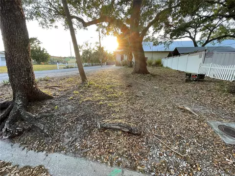 812 6th St W, Bradenton, FL 34205