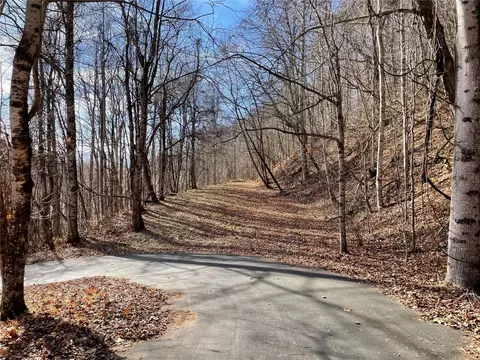 22 Glennview Ln, Franklin, NC 28734