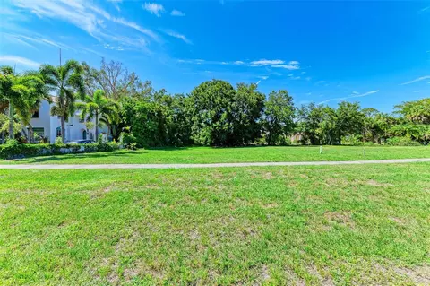 567 N Shore Dr, Sarasota, FL 34234